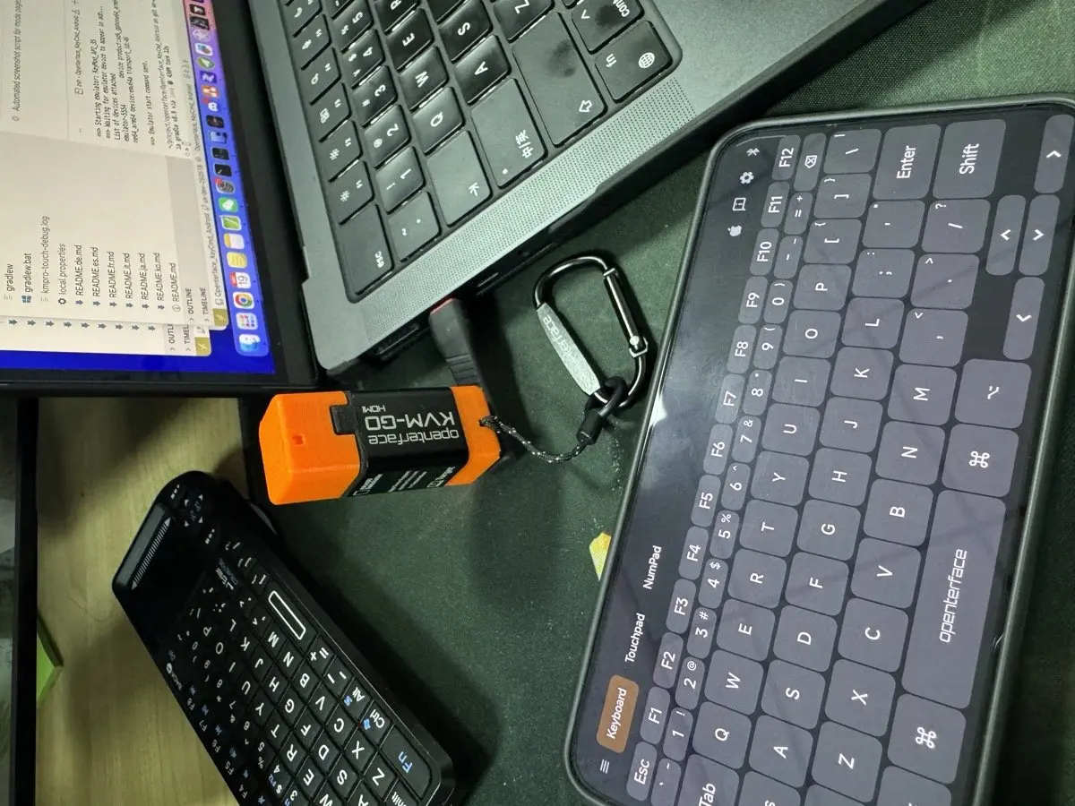 KVM-GO en un portátil con el teclado KeyCmd en un móvil