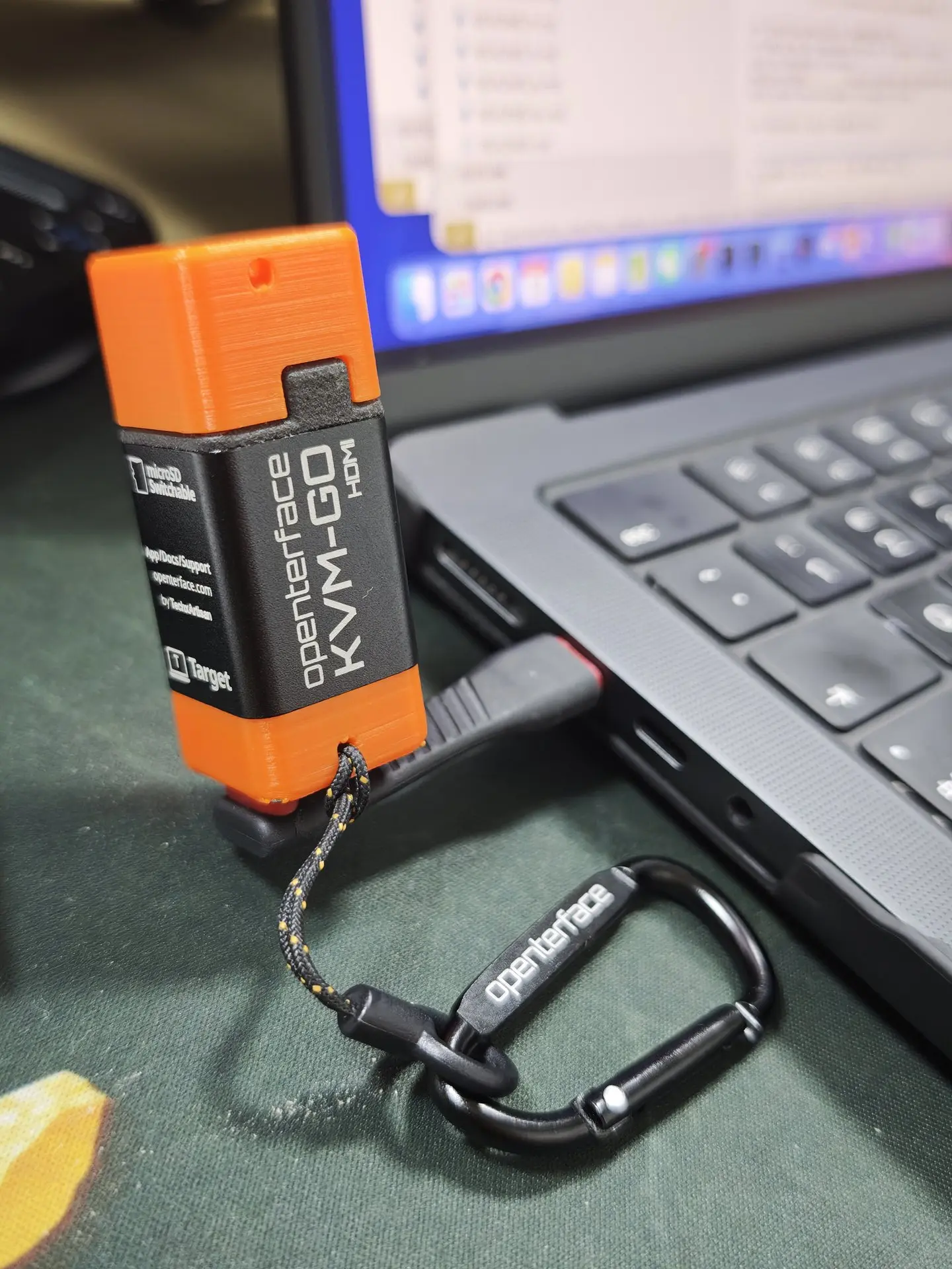 Puerto Target del KVM-GO conectado a un portátil mediante el cable USB negro corto